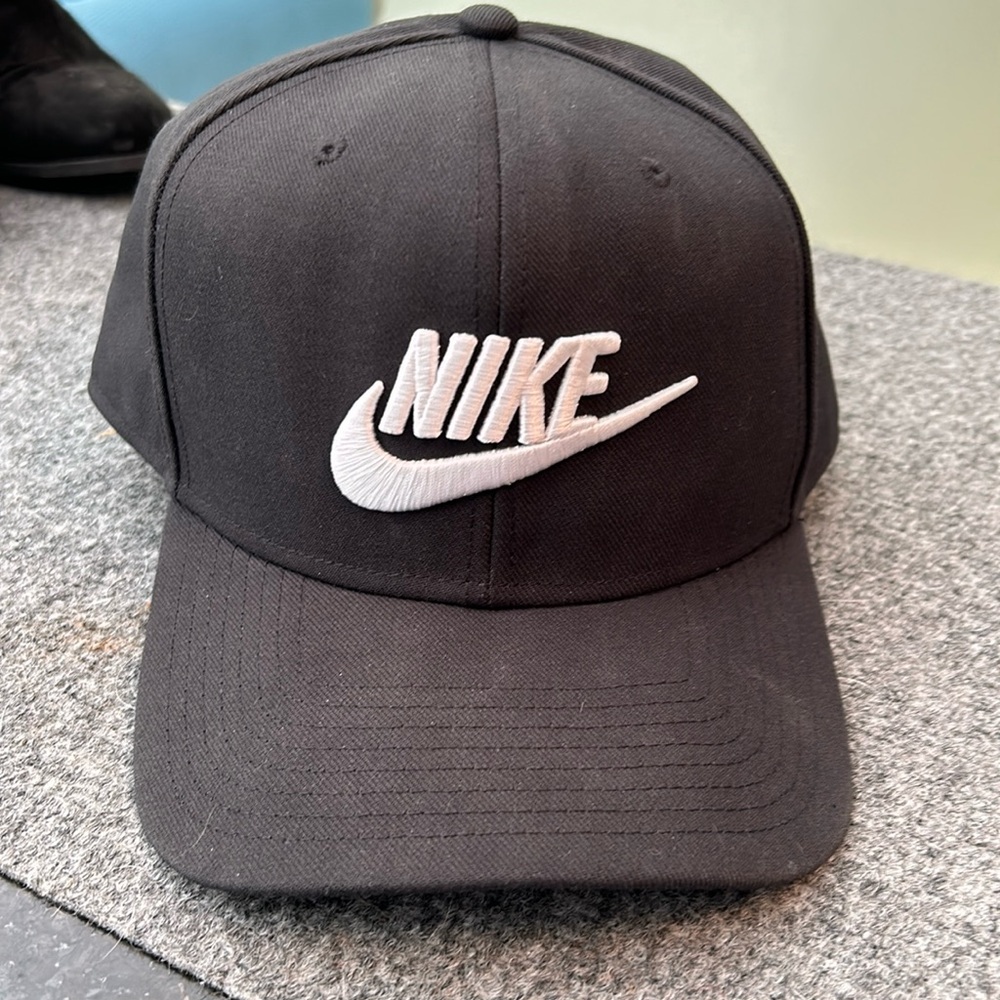Nike men’s hat; L-XL, snap back